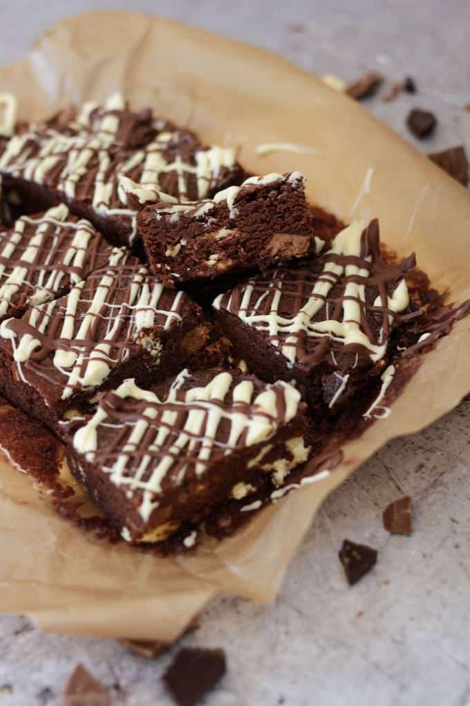 Brownies al Cioccolato al Microonde - Una porzione singola di brownie doppio cioccolato, ricca e umida, con pezzetti di cioccolato e glassa bianca, preparata rapidamente nel microonde. Ideale per un dolce espresso.