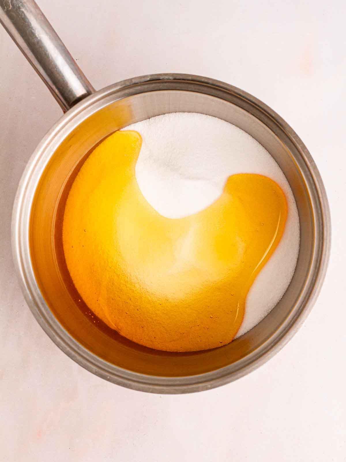 Come fare il nido d'ape 4 Sciroppo d'oro e zucchero extra fine in una pentola per il passaggio 1 della ricetta dell'honeycomb.