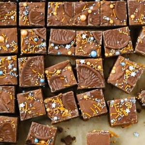 Fudge all'arancia e cioccolato {Solo 2 Ingredienti!} 4 Quadretti di cioccolato al Cioccolato Arancia Fudge, pronti per essere mangiati.