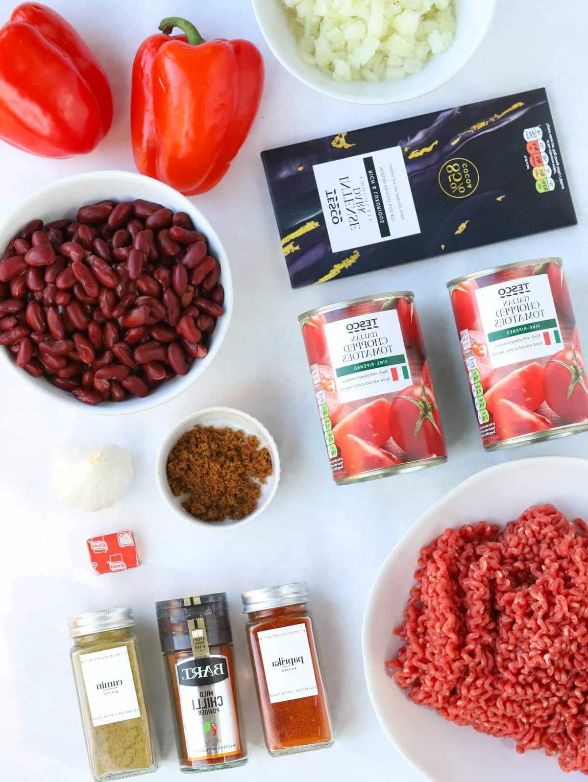 Chilli Con Carne {La ricetta più semplice di sempre!} 4 Ingredienti della ricetta Easy Chilli Con Carne disposti su un bancone.