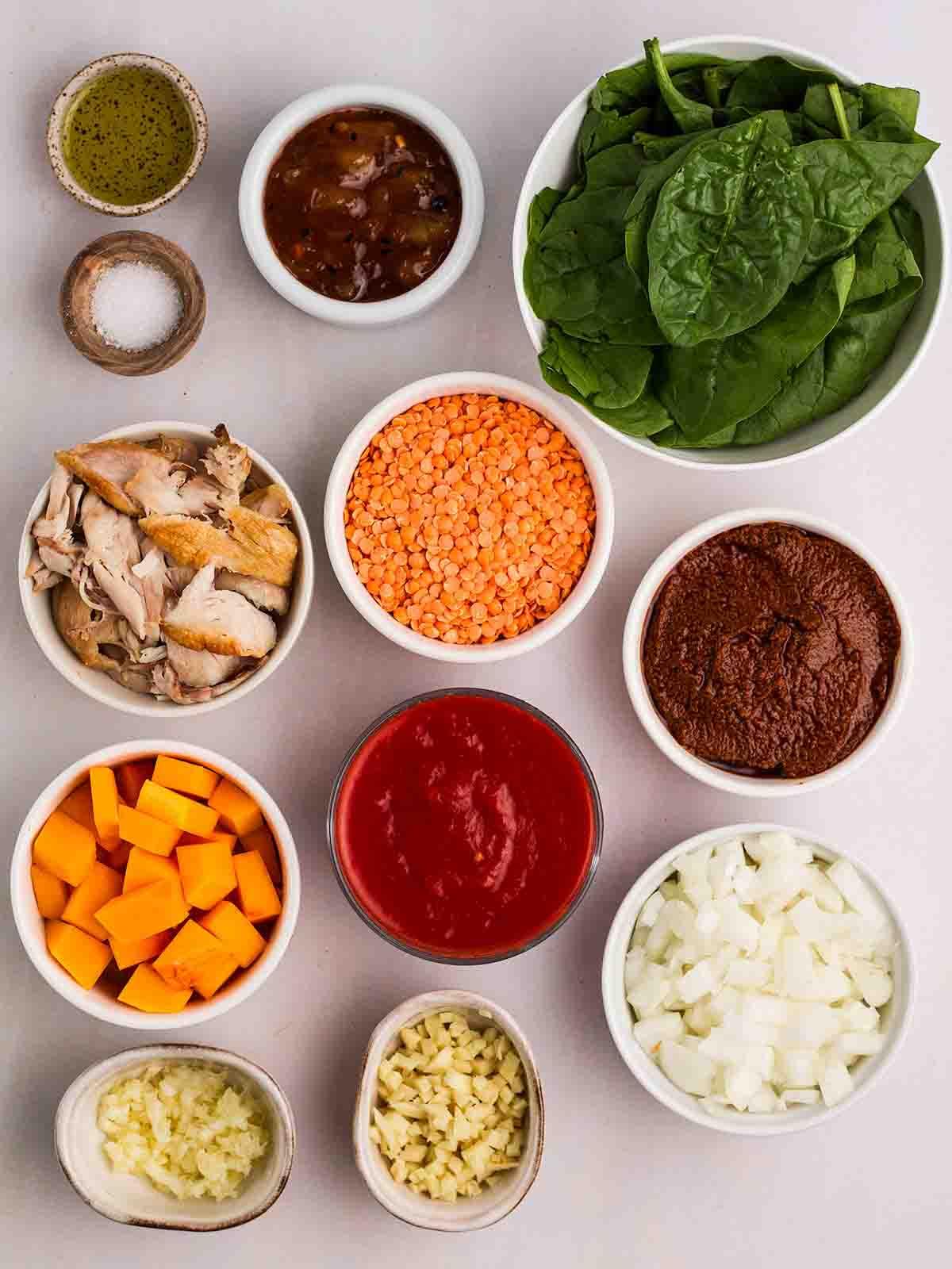 Facile Curry di Avanzi di Tacchino 4 Gli ingredienti per preparare il Curry di Tacchino Avanzato disposti su un piano di lavoro della cucina.