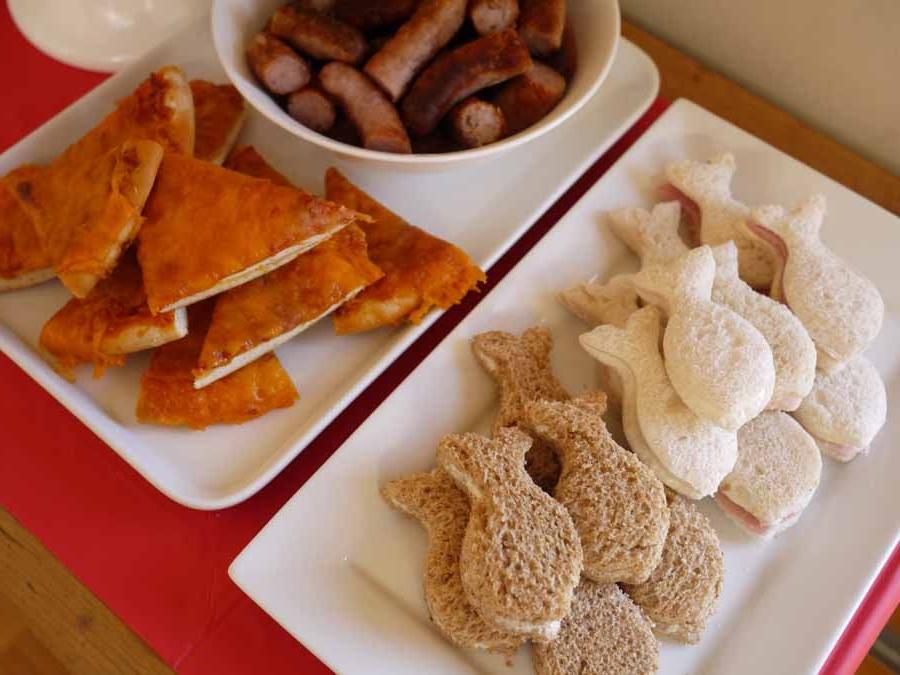Piatto di sandwich a forma di pesce e salsicce per la festa di compleanno a tema Postman Pat