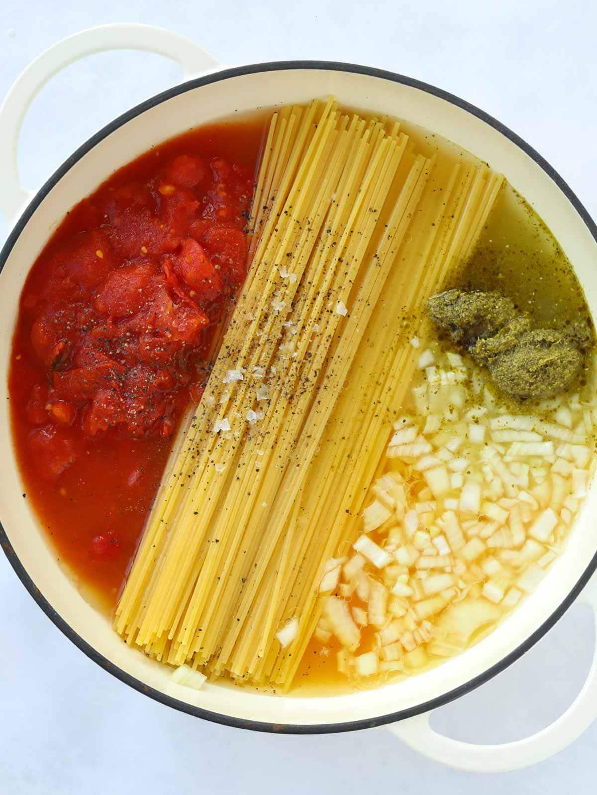 Pasta al Pomodoro {Spaghetti Facilissimi in un'unica padella} 4 Ingredienti per la Pasta Monopadella con Salsa di Pomodoro tutti nella pentola. Spaghetti, cipolla, pomodoro e pesto pronti per essere cucinati.