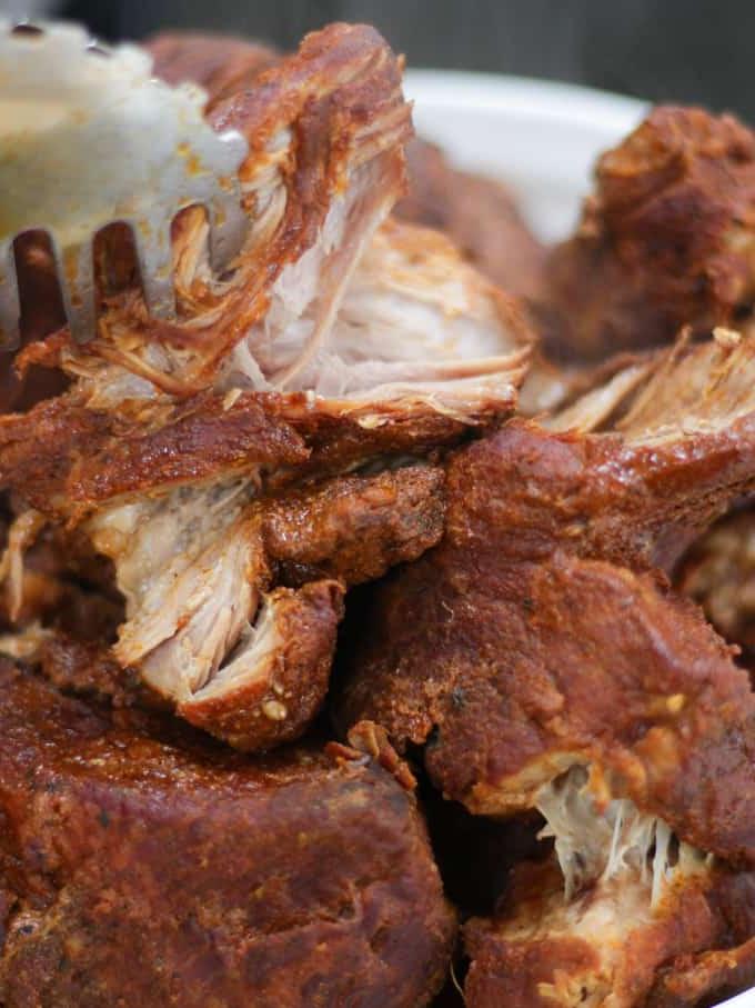 Pezzi di maiale a cottura lenta pronti per essere sfilacciati per il maiale sfilacciato Instant Pot.