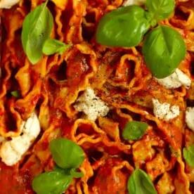 Piano Pasti 23 (5 Cene Sotto i £30) 4 Basilico fresco e mozzarella di bufala su un ricco piatto di pasta al pomodoro e basilico.