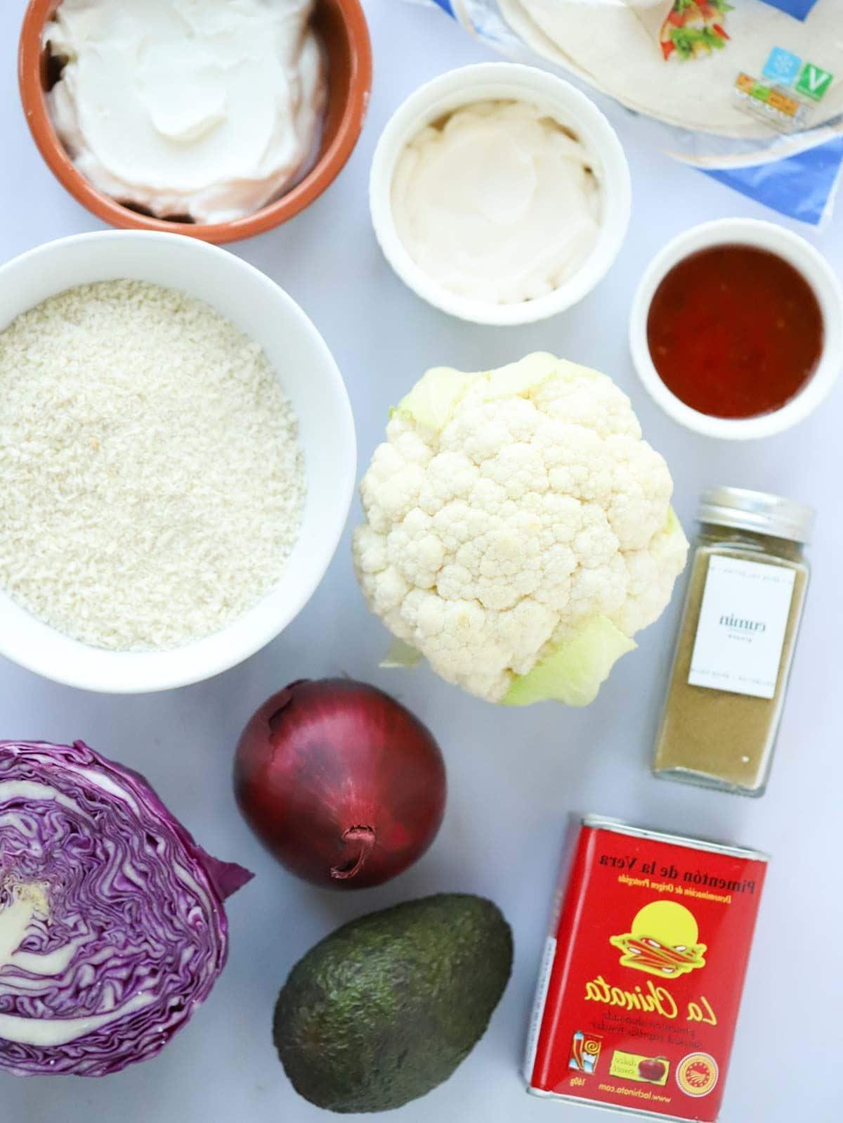 Tacos di Cavolfiore Croccante (con Maionese al Peperoncino Dolce) 4 Ingredients for Cauliflower Tacos recipe laid out on a counter.