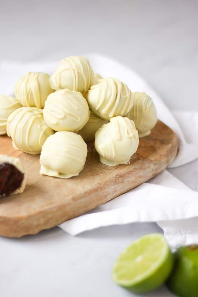 Tartufi al Gin & Tonic - il regalo di Natale fatto in casa perfetto. Ideale per un amante del gin o del cioccolato!