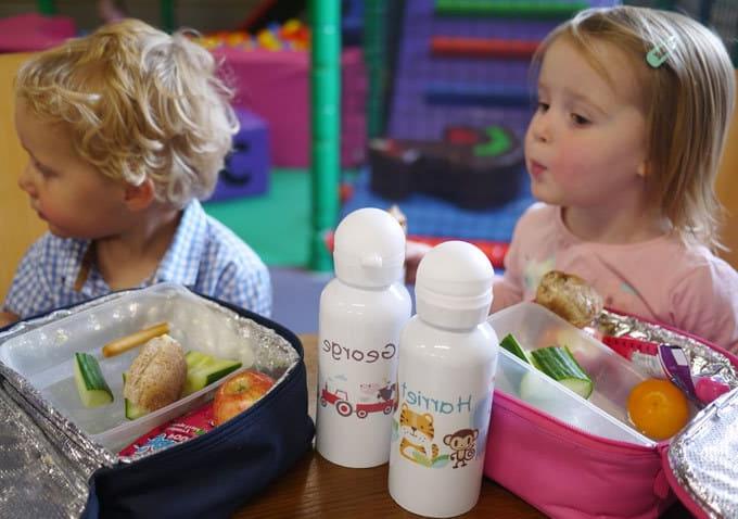 Bambini con il pranzo al sacco