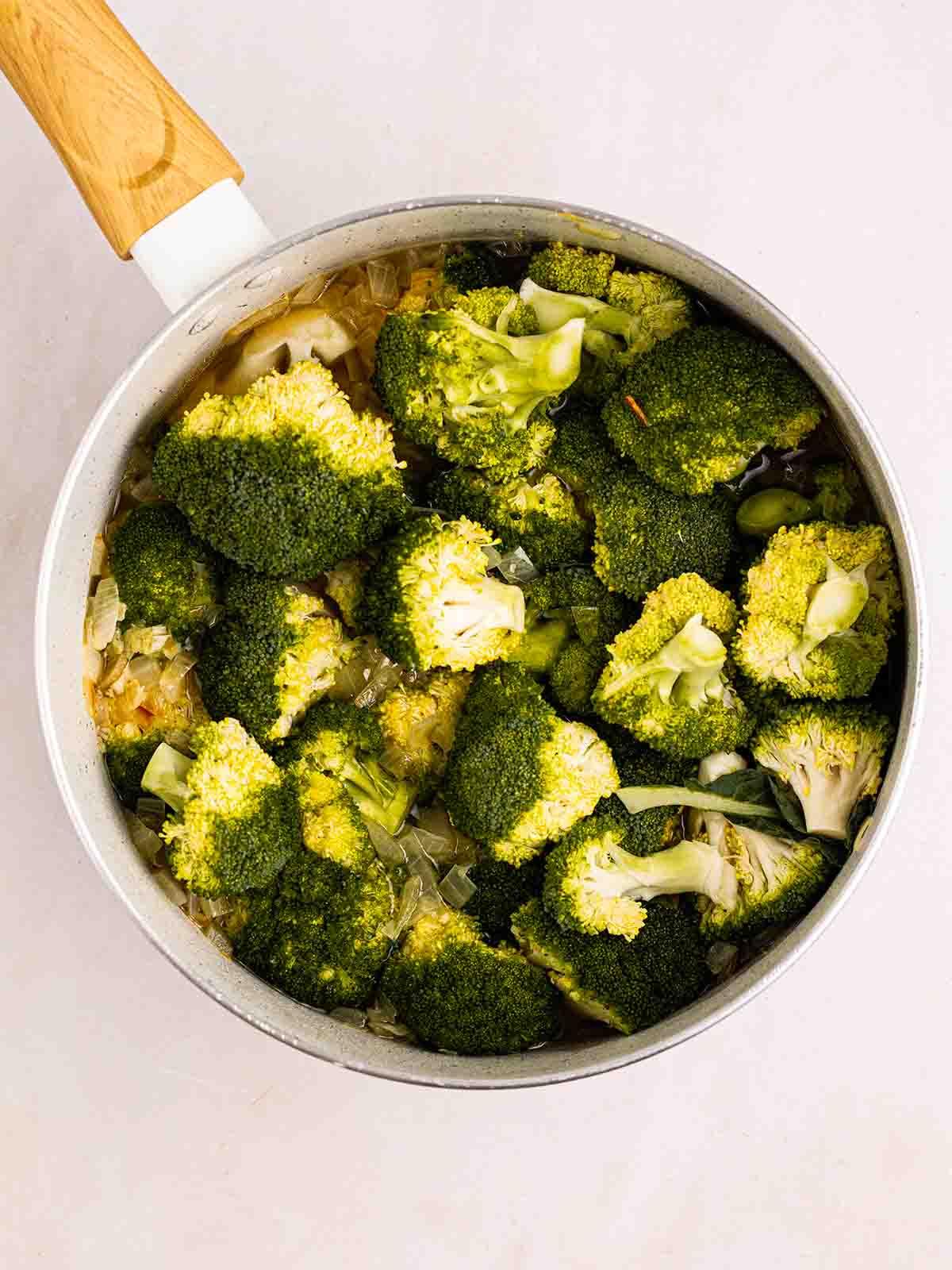 Zuppa di Broccoli e Stilton 5 Una pentola piena di broccoli e cipolle per la ricetta della Zuppa di Broccoli e Stilton.