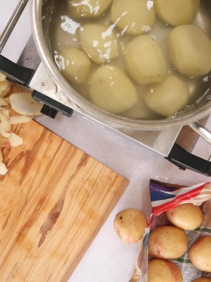 **Patate Arrosto {Le Migliori di Sempre, Ricetta Facile!}** 5 Ricetta su come preparare le patate arrosto, passo 1: pelare e bollire.