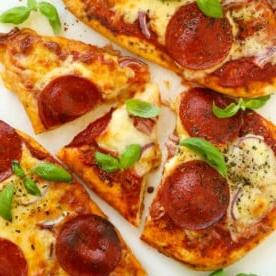 Deliziose e facili pizze su pane naan condite con formaggio e peperoni.
