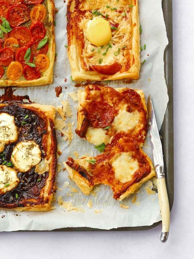 Tortini per un pranzo veloce con condimenti tipo pizza