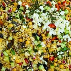 Pasti in 15 minuti {Settimana 3} 5 Una miscela di pasta orzo e ingredienti per insalata per la ricetta Insalata di Pasta Orzo. Inclusi ceci, formaggio, cetrioli, cipolla e menta.
