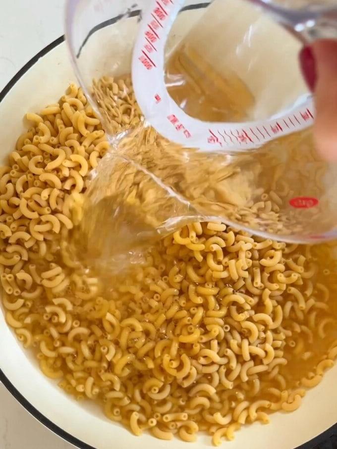 Fase 1 della ricetta per i maccheroni al formaggio semplici.
