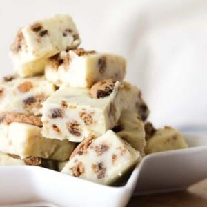 Ingredienti essenziali per il Fudge Cookies e Crema: cioccolato bianco, latte condensato e biscotti, pronti per la slow cooker.
