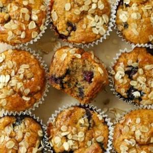 Ricetta muffin salutari ai mirtilli e avena senza zucchero.
