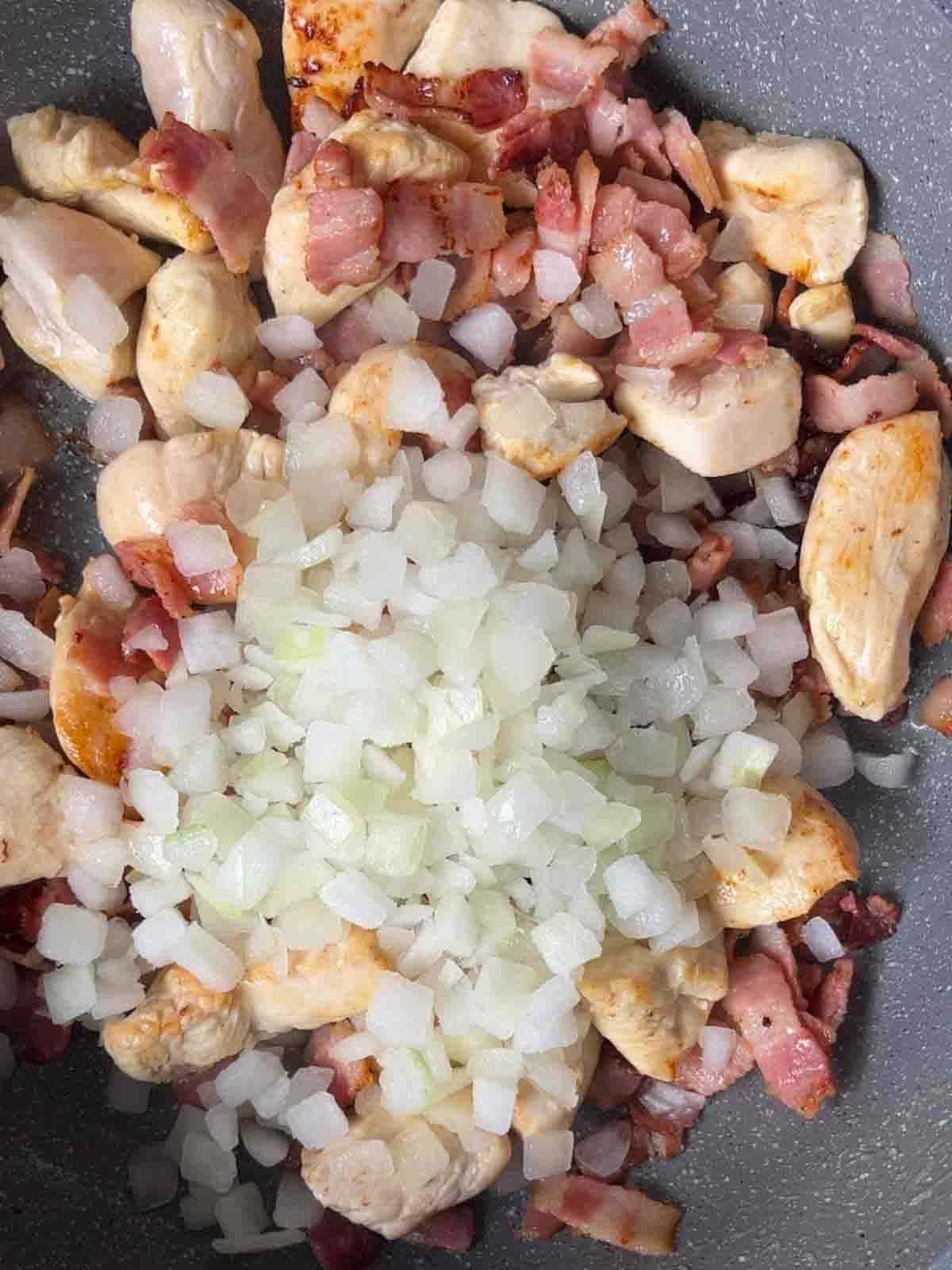 Pasta al Forno con Pollo e Pancetta {Così Facile!} 5 Cucinare la pasta e la pancetta.