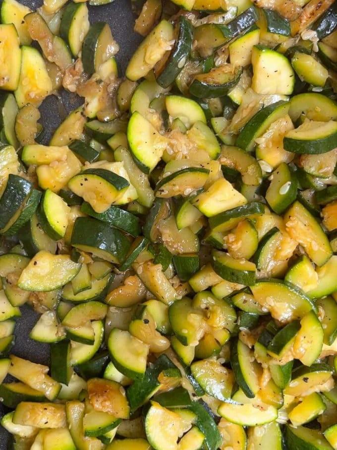 Pasta Cremosa con Zucchine 5 Zucchine in padella per il passo 1 della ricetta della pasta con le zucchine.