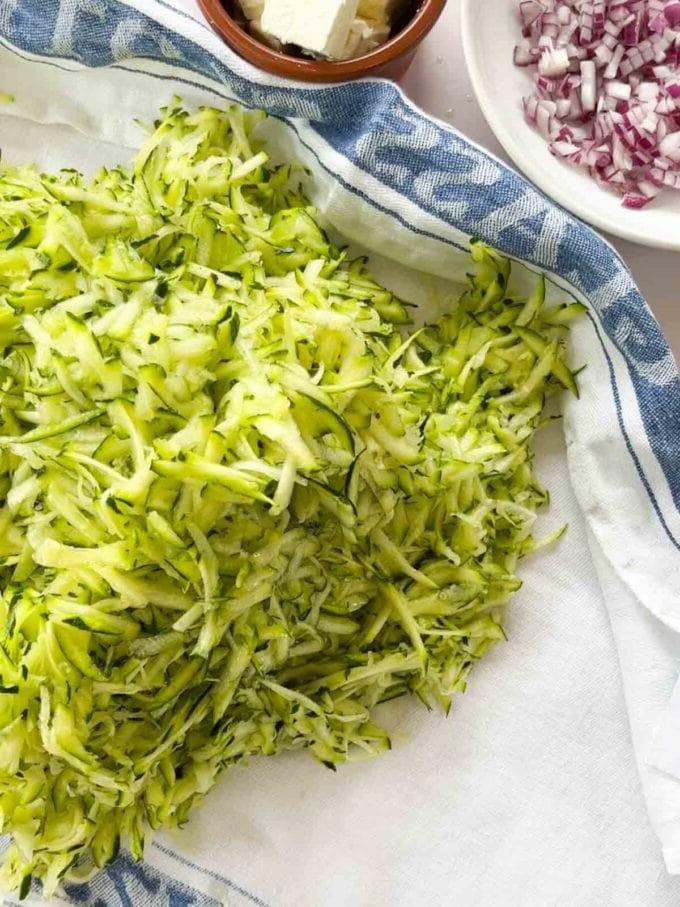 Come fare le Frittelle di Zucchine. Fase 1. Grattugiare e asciugare bene le zucchine.