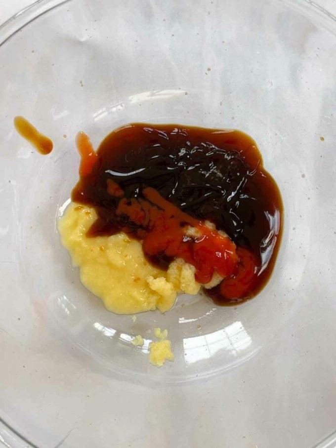 Manzo Glassato e Noodles {Monopadella} 5 Ingredienti della salsa in una ciotola di vetro, composta da zenzero, salsa d'ostriche, salsa di soia, miele e ketchup di pomodoro.