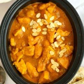Piano Pasto 25 {Ricette Facili Infrasettimanali Vincenti} 5 Una grande pentola a cottura lenta piena di curry di pollo korma e condita con scaglie di mandorle, pronta per essere servita.