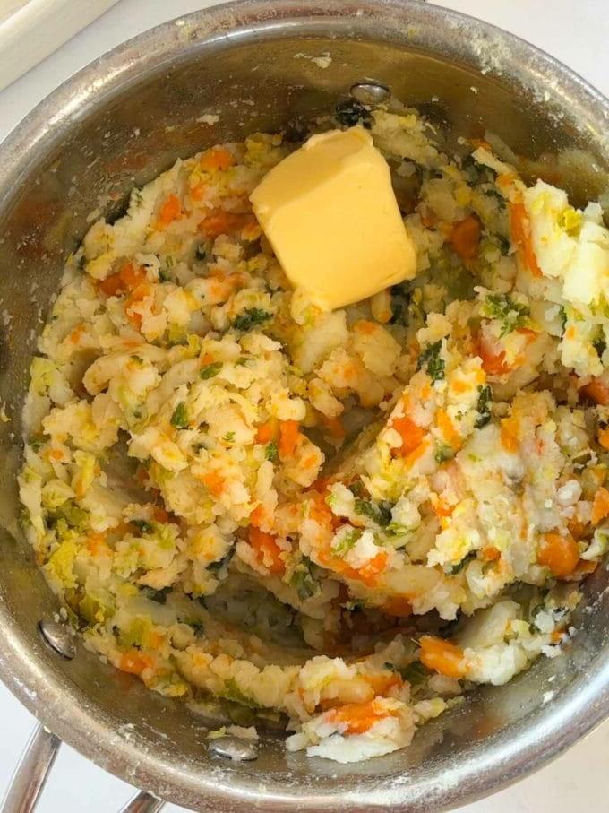 Bubble and Squeak {Classico Britannico} 5 Passo 1: Mescolare le verdure cotte e schiacciarle con burro e condimenti.