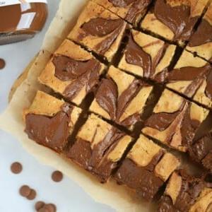Blondies con Burro di Arachidi e Nutella 5 Blondies con vortici di Burro d'Arachidi e Nutella in superficie