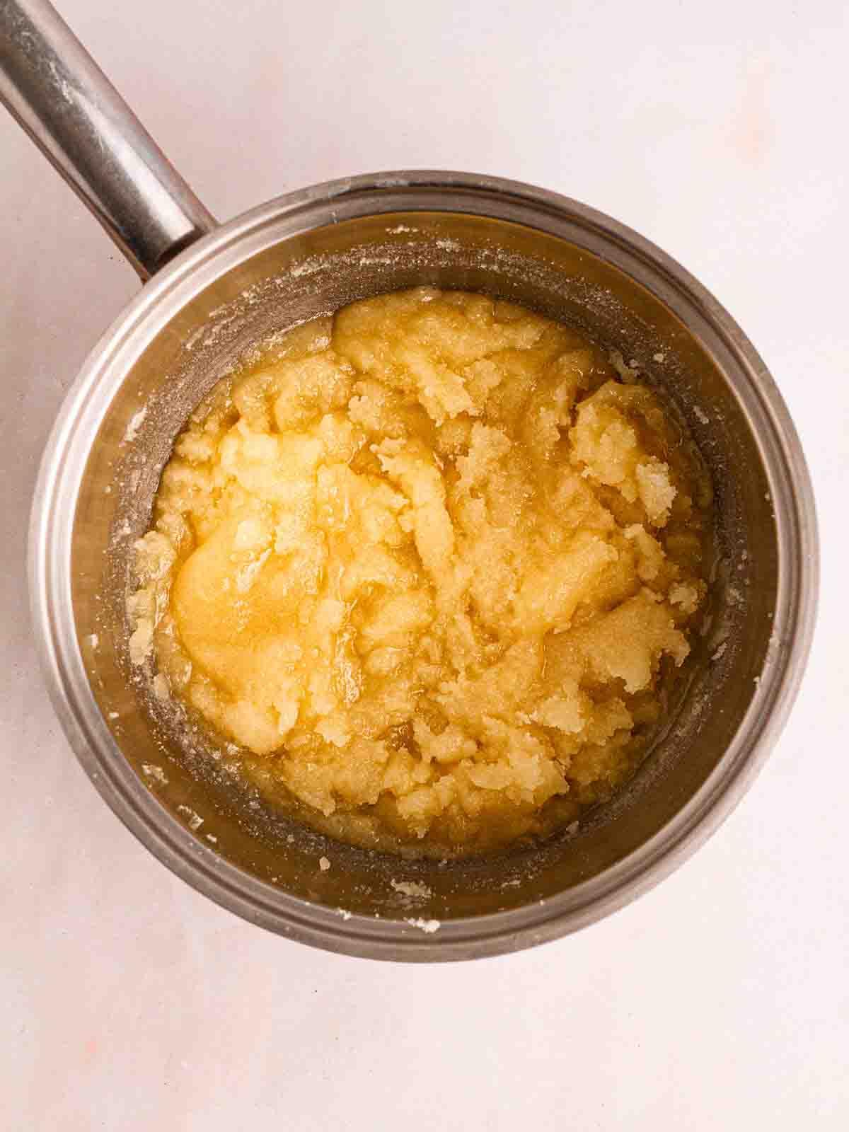 Come fare il nido d'ape 5 Un composto di honeycomb in una pentola prima che bolla e si solidifichi.