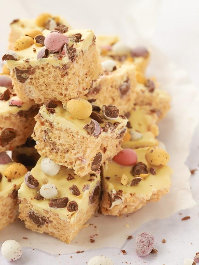 Pila di Dolcetti Croccanti di Riso Soffiato con Mini Ovetti Ricetta Pasquale Senza Cottura