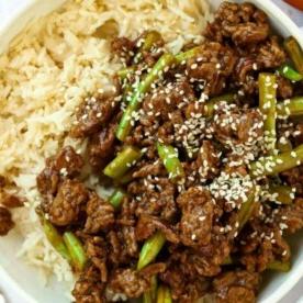 Ricette in 15 minuti {Settimana 4} 5 Stir Fry di manzo appiccicoso con fagiolini in una ciotola con riso.