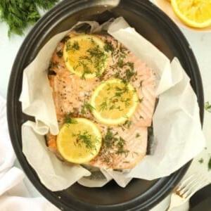 Semplice Salmone in Slow Cooker 5 Salmone nella slow cooker con limone sopra, pronto per essere cotto.
