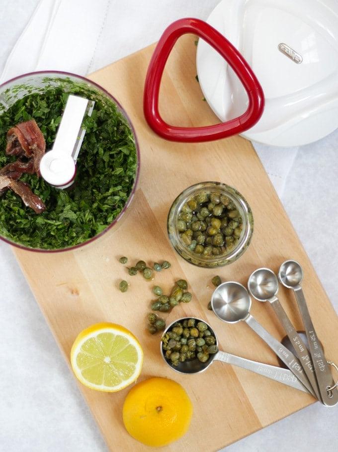 Ingredienti tritati per salsa verde e insalata di carote.