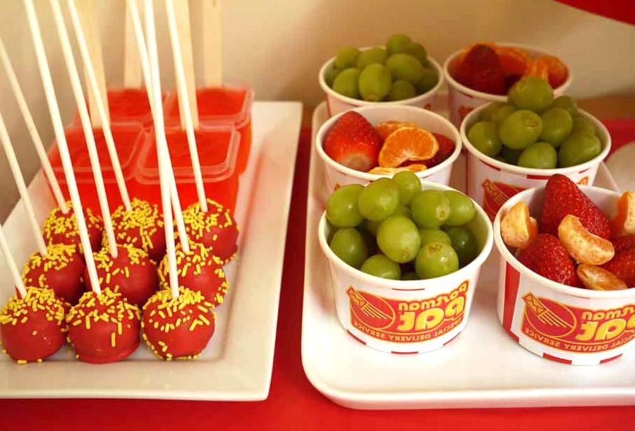 Buffet con gelatina, frutta e cake pops a tema Postman Pat