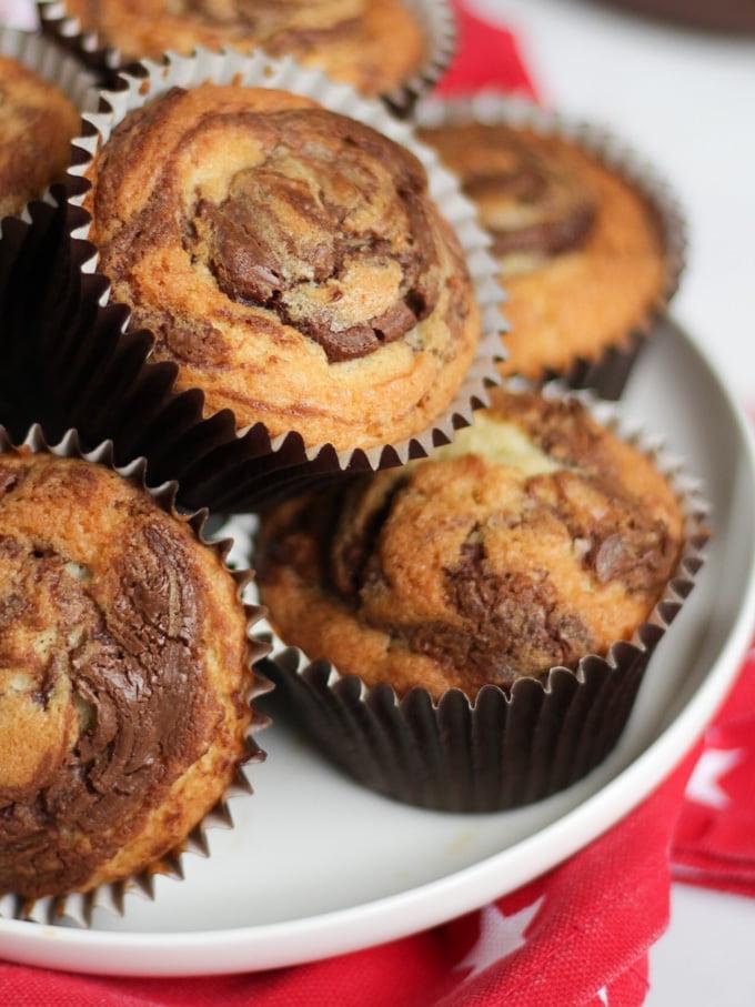 Pila di cupcake con vortice di cioccolato su un piatto.