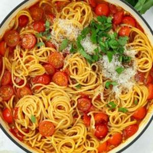 Pasta al Pomodoro {Spaghetti Facilissimi in un'unica padella} 5 Una grande pentola piena di spaghetti e pomodori cotti, conditi con parmigiano e basilico, per la ricetta Pasta al Pomodoro.