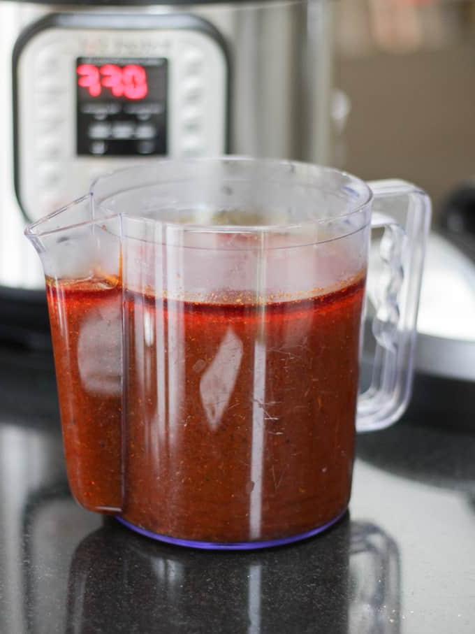 Succo di carne cotta in una caraffa separatrice di sugo.