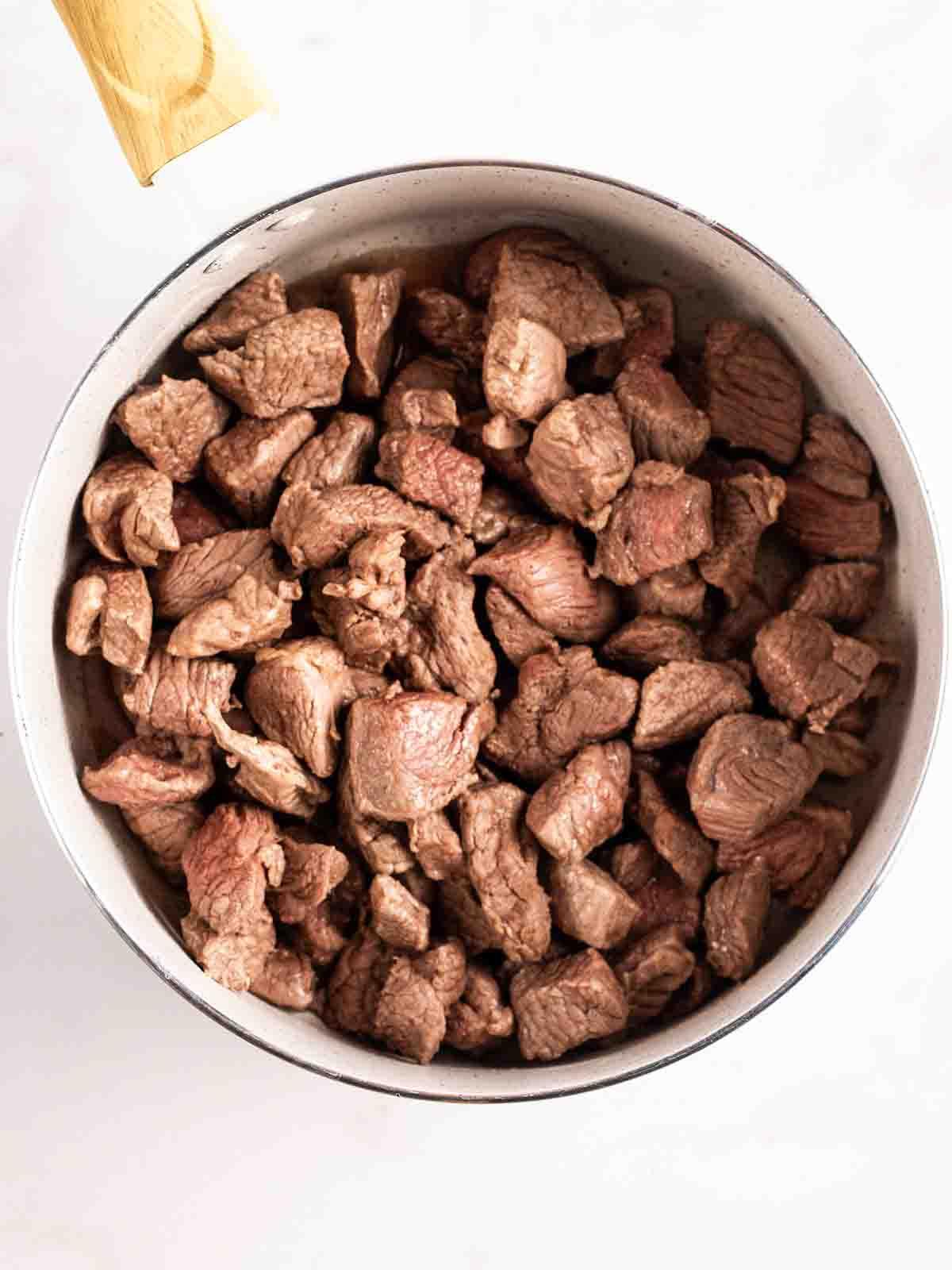 Tagine di Agnello {Facile Stufato alla Marocchina} 5 Pezzi di agnello rosolati in una padella per il passaggio 1 della ricetta del Tagine di Agnello.