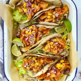 Piano Pasti 10 {Pasti da 10 Minuti} 5 Teglia da forno con Tacos di Pollo veloci pronti da mangiare, conditi con salse e verdure fresche.