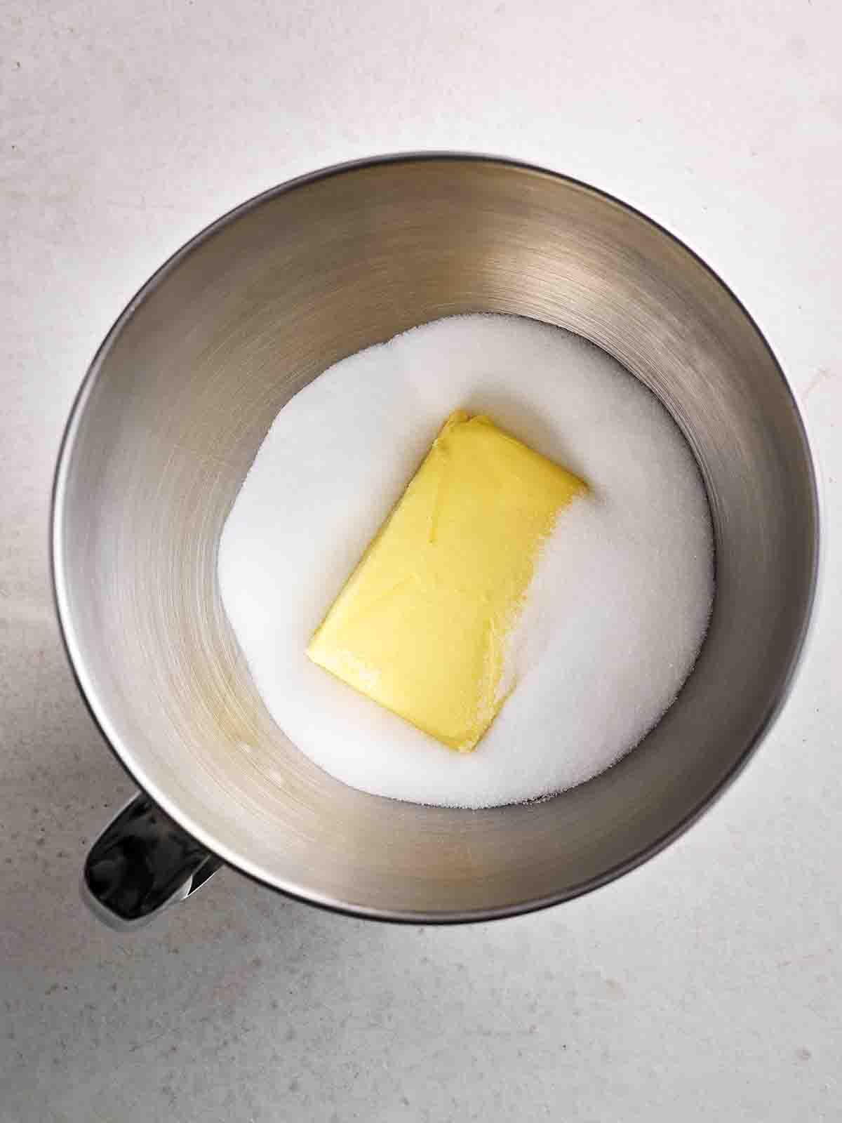 Torta Victoria Classica 5 Burro e zucchero in un mixer, pronti per essere trasformati in Victoria Sponge, per il passo 1 della ricetta.