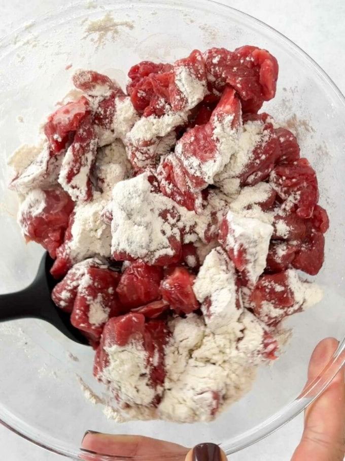 Stufato di Manzo a Lenta Cottura con Sugo Ricco 5 Passaggio 1 della ricetta per lo Stufato di Manzo in Slow Cooker.