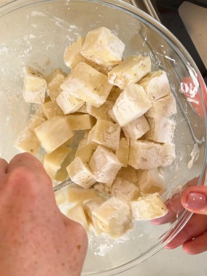 Curry Halloumi {Pronto in 30 Minuti} 5 Passaggio 1 della ricetta del Curry di Halloumi: Panatura dell'Halloumi con fecola di mais.
