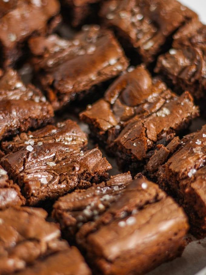 Brownies alla Nutella {Solo 3 Ingredienti!} 5 Brownies al cioccolato e Nutella cosparsi di sale marino in primo piano