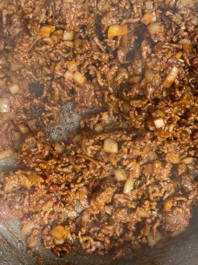 **I Burritos di Manzo Più Semplici di Sempre {Pronto in 30 Minuti}** 6 Come fare i Burrito di Manzo. Fase 2. Carne macinata, cipolla e spezie cotte insieme in una padella.