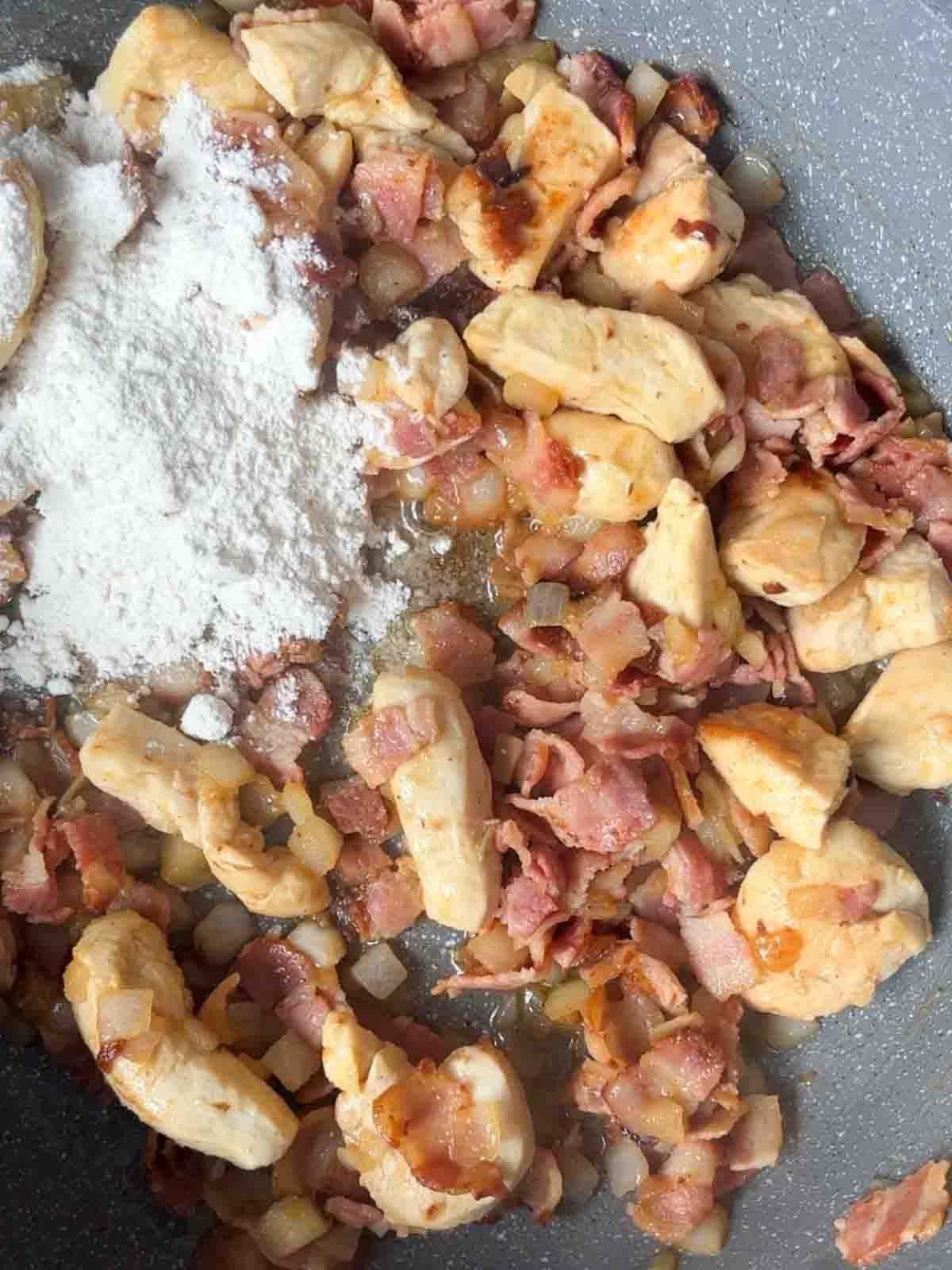 Pasta al Forno con Pollo e Pancetta {Così Facile!} 6 Aggiungere la farina alla padella.