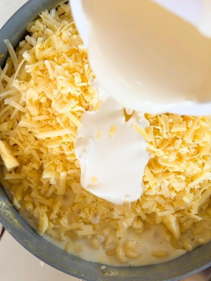 Fase 2 della ricetta per i maccheroni al formaggio semplici.
