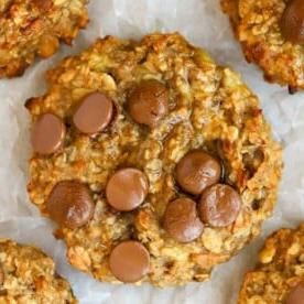 Un Biscotto per la Colazione alla Banana con burro di arachidi e gocce di cioccolato appena sfornato.