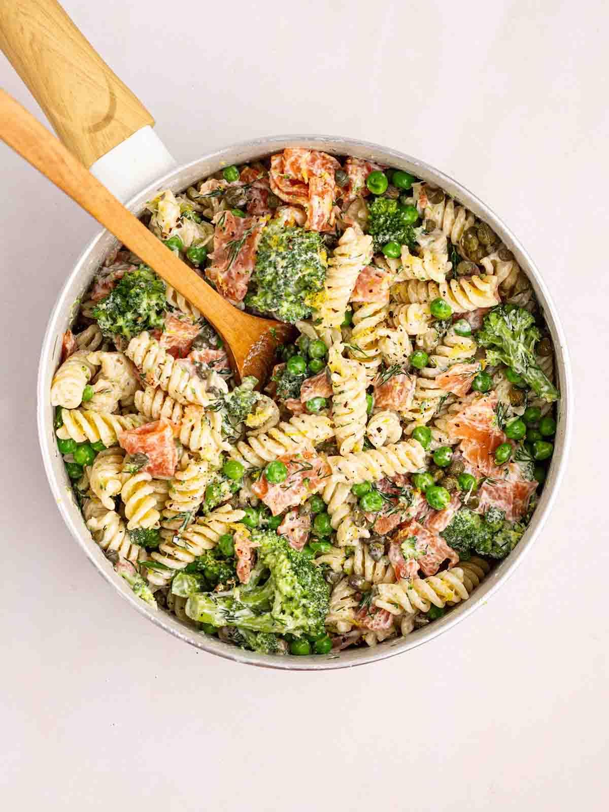 Ingredienti della Pasta al Salmone Affumicato mescolati in una padella.