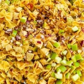 **Organizzazione Domenicale 7: Pre-preparazione Pasti** 6 Una semplice ma gustosa insalata di pasta al pollo pronta da mangiare.