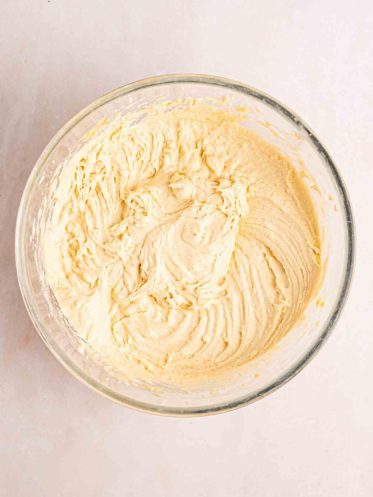 Torta Scolastica {Ricetta Facile!} 6 Un impasto per torta in una ciotola di vetro.