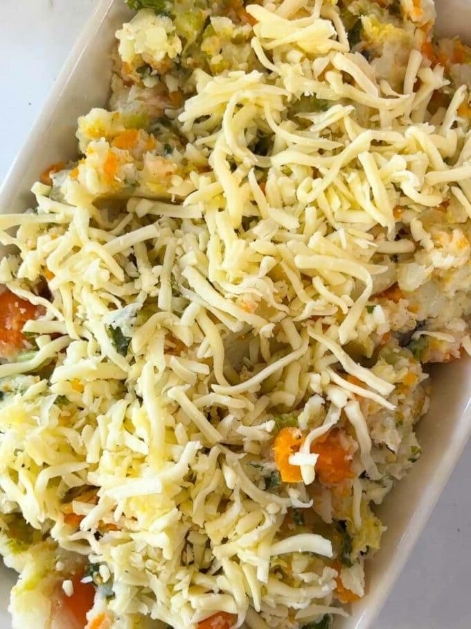 Bubble and Squeak {Classico Britannico} 6 Passo 2: Disporre il composto in una teglia da forno o adatta al grill e aggiungere il formaggio.